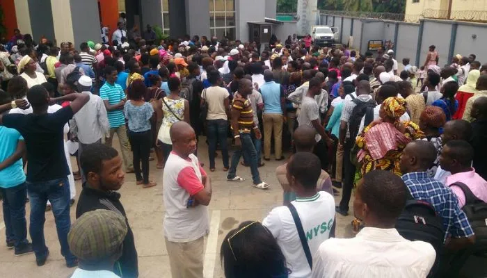 Queue in nigerian banks over naira scarcity