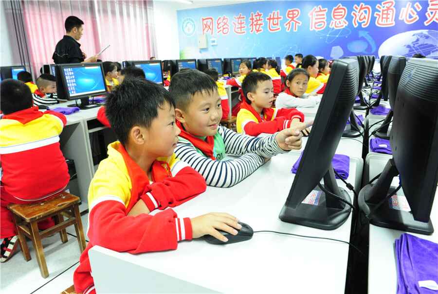 Chinese children learning the use of computer during their class session